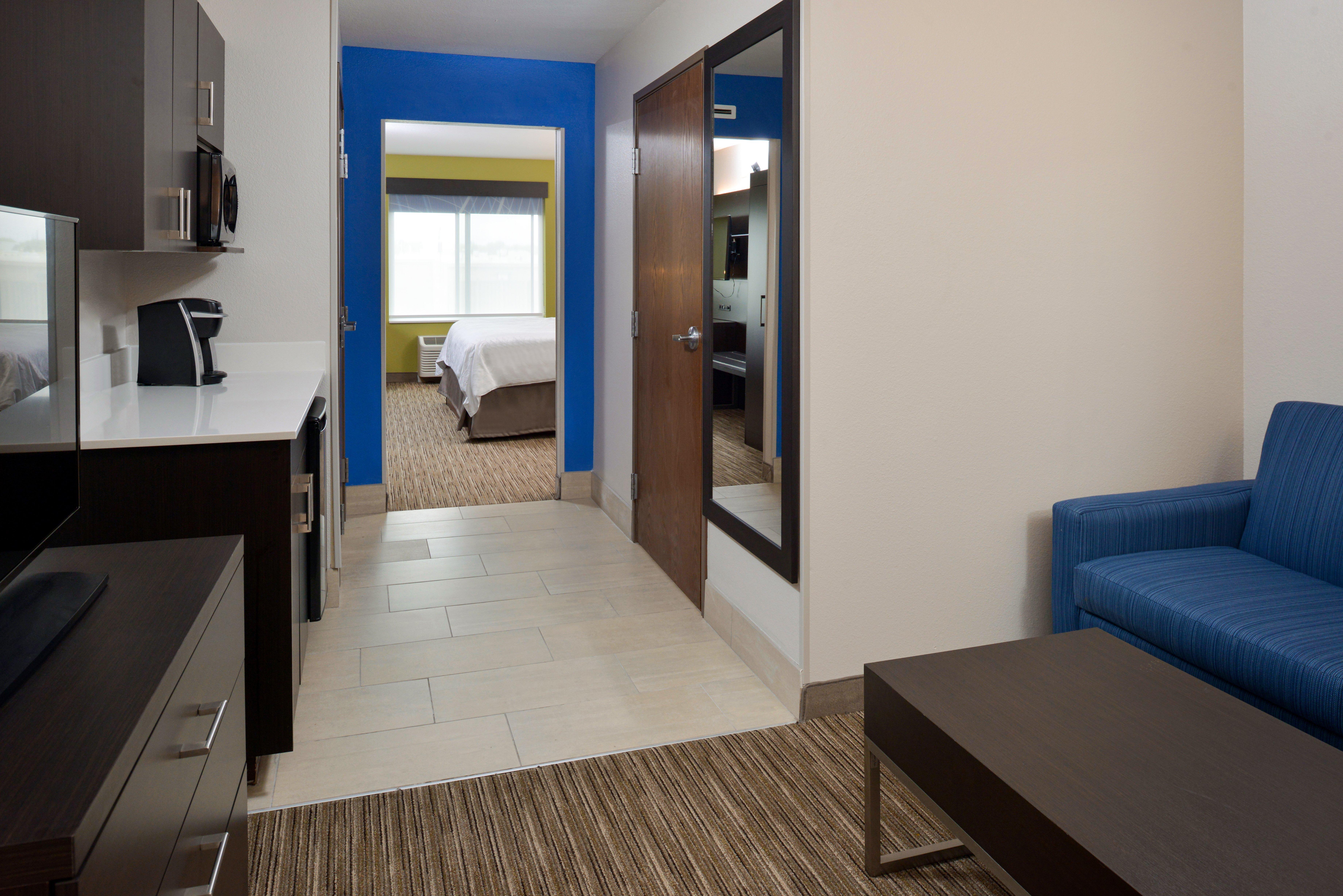 Holiday Inn Express & Suites Pueblo By Ihg Exterior foto